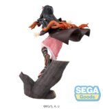 Vue 3/4 arrière à mi-distance de la figurine de Nezuko Kamado de Demon Slayer en kimono rose, avec un ruban orange.