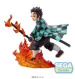 Vue de face en plan rapproché moyen de la figurine de Tanjiro Kamado de Demon Slayer en haori noir et vert, tenant un katana enflammé.