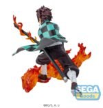 Vue 3/4 arrière à mi-distance de la figurine de Tanjiro Kamado de Demon Slayer, portant un haori noir et vert, tenant une katana.