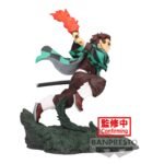 Vue 3/4 à mi-distance de la figurine de Tanjiro Kamado de Demon Slayer en haori vert et noir, tenant une torche enflammée.