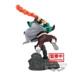 Vue en diagonale à mi-distance de la figurine de Tanjiro Kamado de Demon Slayer, en haori à carreaux, tenant une épée en flammes.