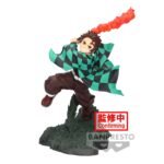 Vue 3/4 à mi-distance de la figurine de Tanjiro Kamado de Demon Slayer en haori à carreaux, tenant un katana avec flammes.