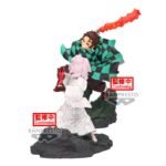 Vue 3/4 à mi-distance de Tanjiro Kamado de Demon Slayer: Kimetsu no Yaiba en uniforme, tenant un sabre à lame enflammée.
