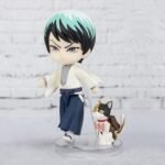 Vue 3/4 à mi-distance de la figurine Figuarts Mini de Yushiro de Demon Slayer en kimono blanc, avec un chat stylisé.