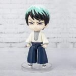Vue 3/4 de mi-distance de la figurine Yushiro de Demon Slayer: Kimetsu no Yaiba en tenue japonaise traditionnelle, expression sérieuse.