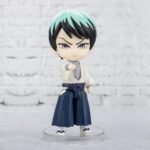 Vue 3/4 à mi-distance de la figurine Figuarts Mini de Yushiro de Demon Slayer, en kimono clair, bras droit tendu.