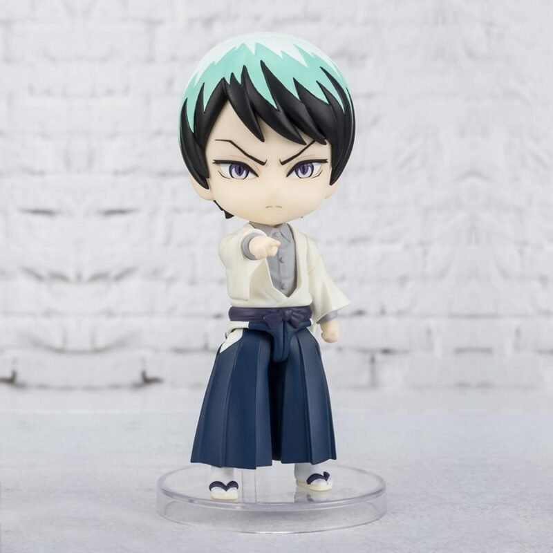 Vue 3/4 à mi-distance de la figurine Figuarts Mini de Yushiro de Demon Slayer, en kimono clair, bras droit tendu.