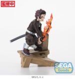Vue 3/4 à mi-distance de la figurine de Tanjiro Kamado de Demon Slayer en uniforme traditionnel, tenant une épée enflammée.