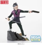 Vue 3/4 à distance complète de la figurine de Genya Shinazugawa de Demon Slayer en tenue verte et manteau violet, tenant une arme à feu dans une main et un katana à la taille.