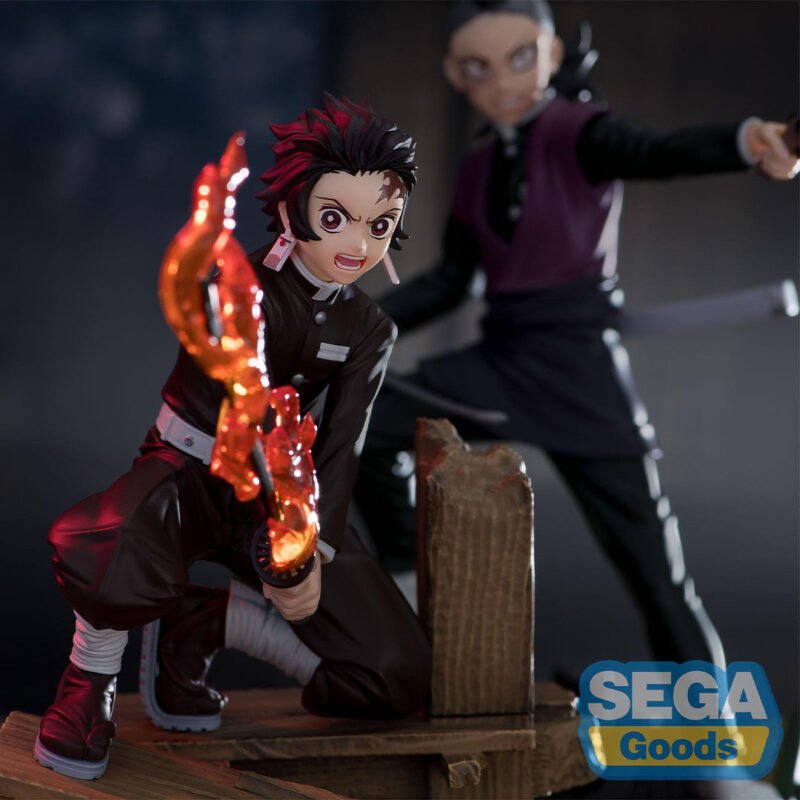 Vue 3/4 à mi-distance de la figurine de Tanjiro Kamado de Demon Slayer en uniforme noir, en position de combat, tenant une épée avec des flammes orange.