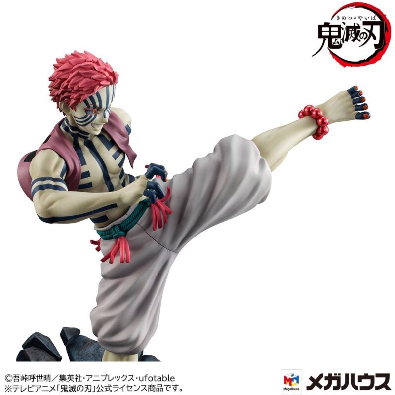 Vue 3/4 à mi-distance de la figurine d'Akaza de Demon Slayer en pose dynamique, portant un gilet sans manches.