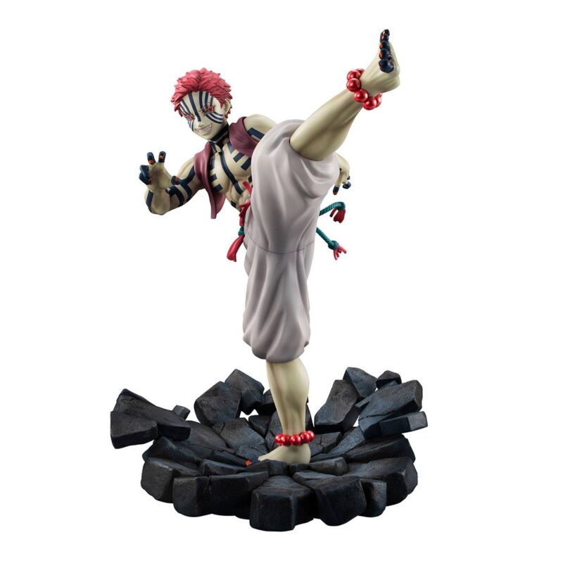 Vue 3/4 à mi-distance de la figurine d'Akaza de Demon Slayer: Kimetsu no Yaiba en pose de combat dynamique, avec des tatouages visibles.
