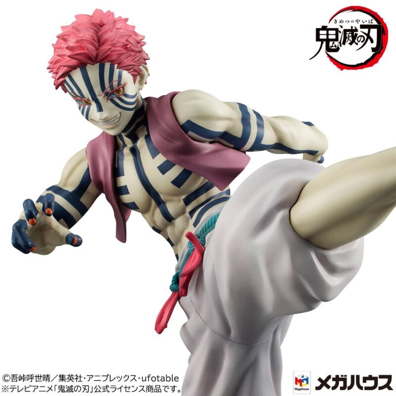 Vue 3/4 dynamique à mi-distance de la figurine d'Akaza de Demon Slayer, en pose de coup de pied, avec des marques sur le corps.