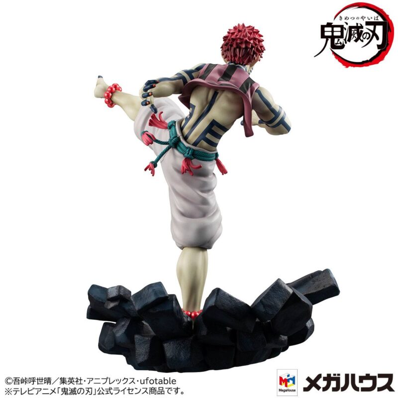 Vue 3/4 arrière à mi-distance de la figurine d'Akaza de Demon Slayer: Kimetsu no Yaiba en tenue de combat, en pose dynamique.