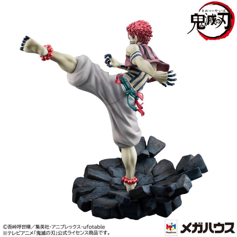 Vue 3/4 de mi-distance de la figurine d'Akaza de Demon Slayer en tenue de martial arts, en pose dynamique, bracelet rouge à la cheville.