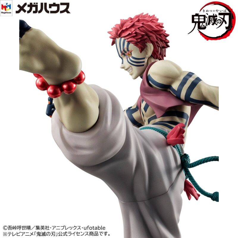 Vue 3/4 à mi-distance de la figurine d'Akaza de Demon Slayer en tenue traditionnelle, effectuant un coup de pied dynamique.