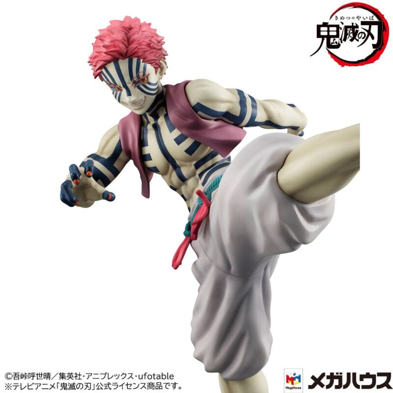 Vue 3/4 à mi-distance de la figurine d'Akaza de Demon Slayer en kimono sans manches, en posture dynamique de coup de pied.