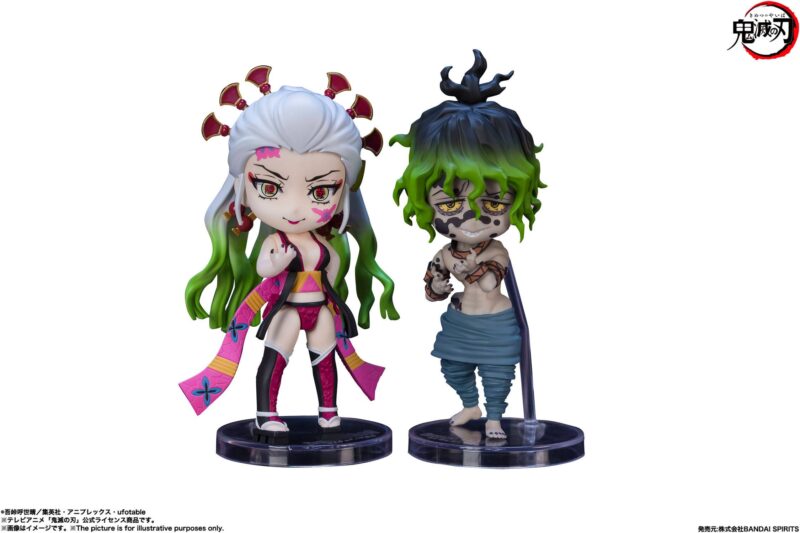 Vue 3/4 à mi-distance des figurines de Daki et Gyutaro de Demon Slayer: Kimetsu no Yaiba, avec des expressions arrogantes.