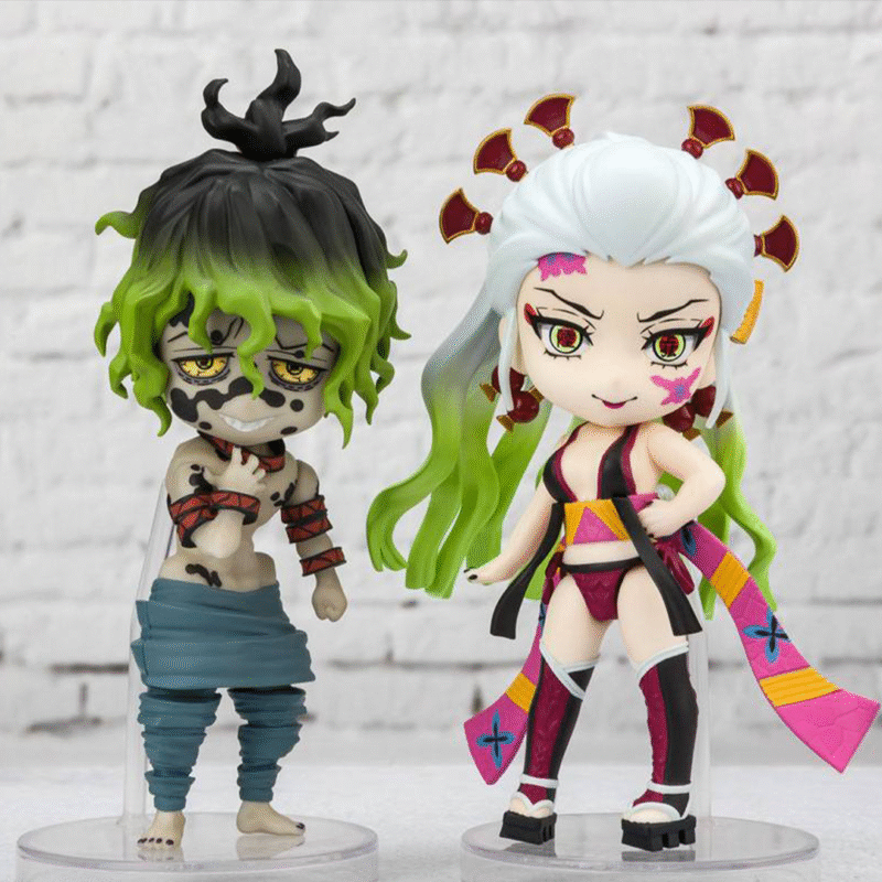 Vue 3/4 de mi-distance des figurines Daki et Gyutaro de Demon Slayer en tenues distinctives, Daki avec ornements rouges.