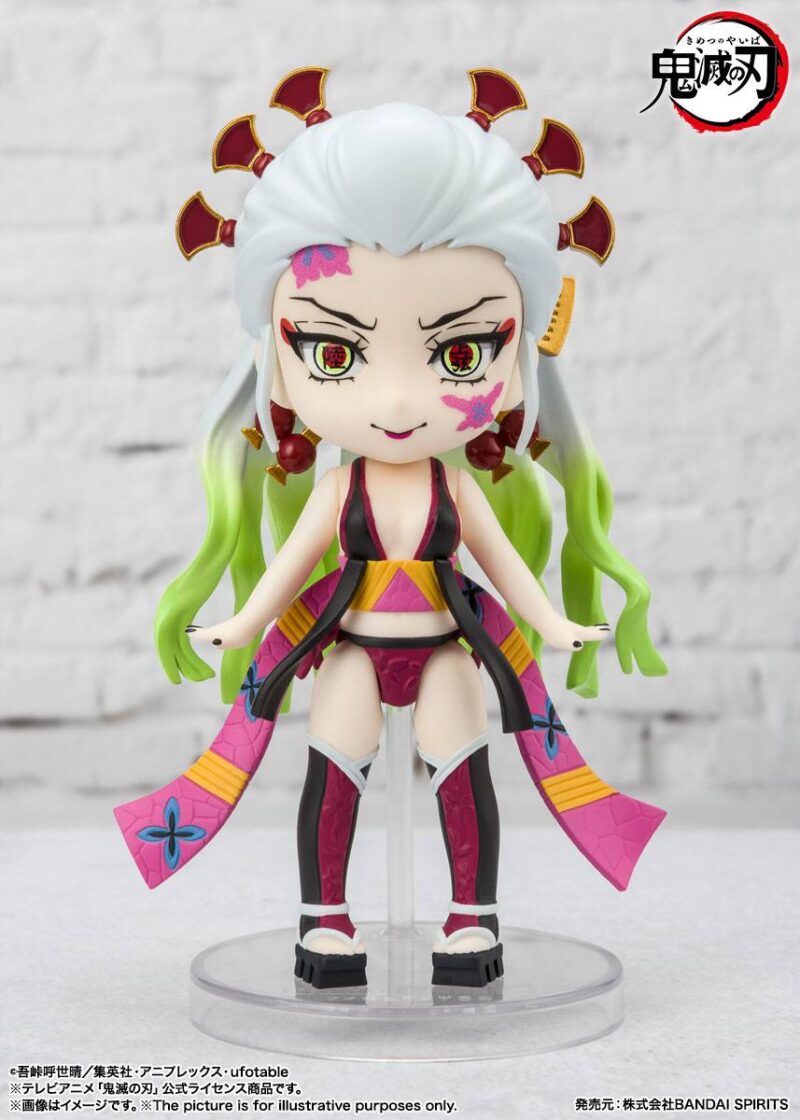 Vue 3/4 à mi-distance de la figurine Figuarts Mini de Daki de Demon Slayer en tenue traditionnelle noire et rose, souriante.