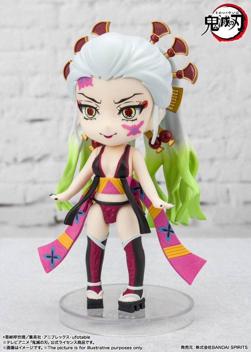 Vue 3/4 de près de la figurine Figuarts Mini de Daki de Demon Slayer, en tenue révélatrice avec ornements et smirk.