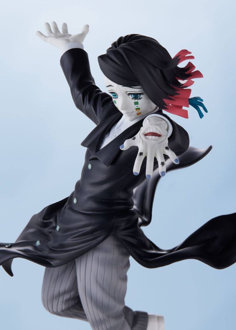 Vue 3/4 à mi-distance de la figurine d'Enmu de Demon Slayer: Kimetsu no Yaiba en manteau noir, bras étendu, masque au poignet.