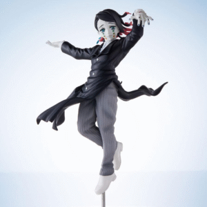 Vue 3/4 à mi-distance de la figurine d'Enmu de Demon Slayer en costume noir avec cape, bras étendu, cheveux avec rubans.