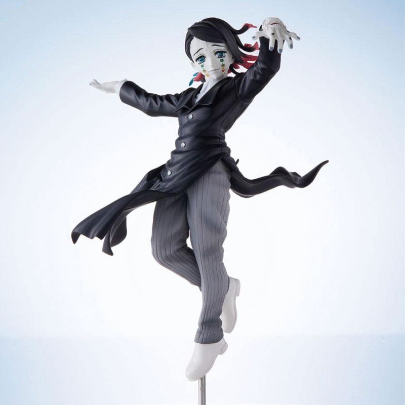 Vue 3/4 à mi-distance de la figurine d'Enmu de Demon Slayer en costume noir avec cape, bras étendu, cheveux avec rubans.