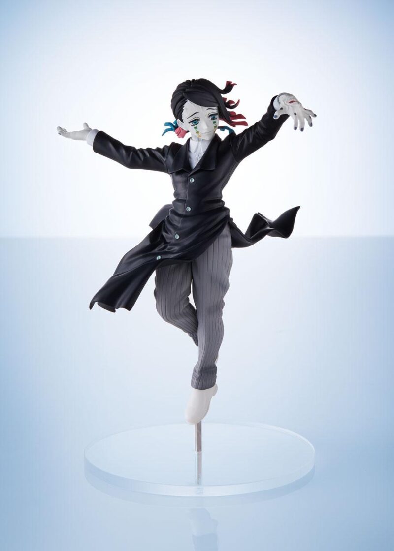Vue 3/4 à mi-distance de la figurine d'Enmu de Kimetsu no Yaiba en costume noir, bras écartés en action.