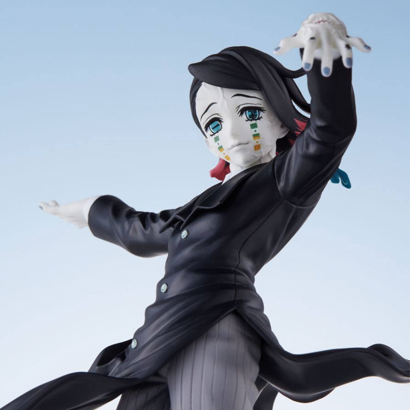 Vue 3/4 à mi-distance de la figurine d'Enmu de Demon Slayer en long manteau noir, bras tendu, expression sinistre.