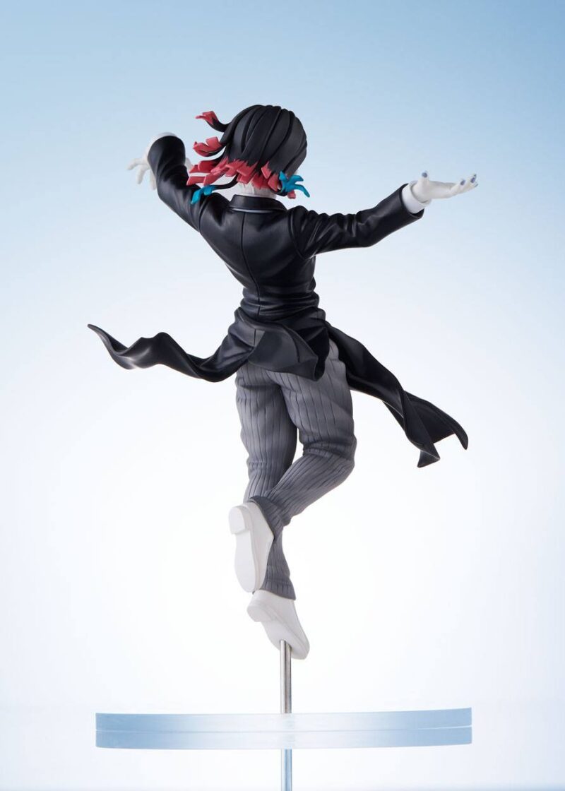 Vue 3/4 arrière à mi-distance de la figurine d'Enmu de Demon Slayer en costume noir avec une queue de manteau, en posture dynamique.