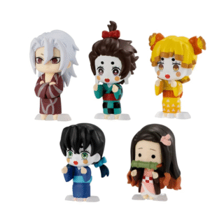Vue de face avec plan rapproché moyen des figurines de Kanao Tsuyuri, Tanjiro, Nezuko, Shinobu et Zenitsu de Demon Slayer, en kimono coloré.