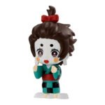 Vue 3/4 de près de la figurine de Zenitsu Agatsuma de Demon Slayer en kimono à motif écossais, avec une expression joyeuse.