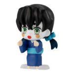 Vue 3/4 à mi-distance de la figurine chibi de Tamayo de Demon Slayer: Kimetsu no Yaiba en kimono bleu, avec un ruban dans les cheveux.