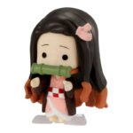 Vue de face avec plan rapproché moyen de la figurine de Nezuko Kamado de Demon Slayer en kimono rose, tenant une muselière.