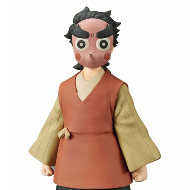 Vue 3/4 de mi-distance de la figurine de Kotetsu de Demon Slayer avec un masque distinctif et une tenue traditionnelle orange.