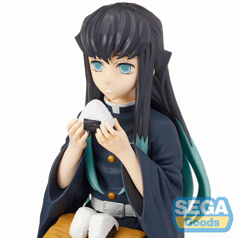 demon-slayer-kimetsu-no-yaiba-figurine-muichiro-tokito-pm-perching_2 Vue 3/4 de près de la figurine de Muichiro Tokito de Demon Slayer, assis, tenant un onigiri avec une expression contemplative.