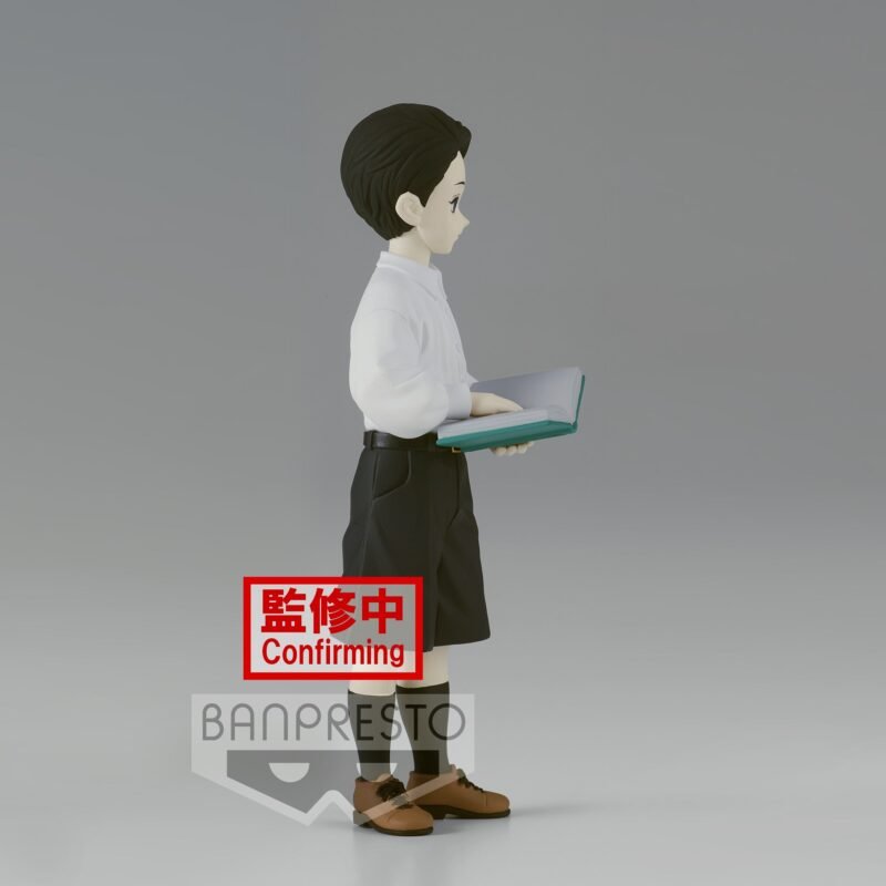 Vue de profil à mi-distance de la figurine de Muzan Kibutsuji de Demon Slayer, en chemise blanche, tenant un livre ouvert.