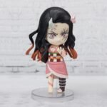Vue 3/4 à mi-distance de la figurine Figuarts Mini de Nezuko Kamado de Demon Slayer en kimono rose, avec un museau en bambou.