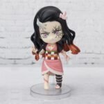 Vue 3/4 à mi-distance de la figurine Figuarts Mini de Nezuko Kamado de Demon Slayer en kimono rose, avec des marques démoniaques.