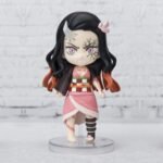 Vue 3/4 à mi-distance de la figurine de Nezuko Kamado de Demon Slayer en kimono rose, avec un couvercle de bambou.