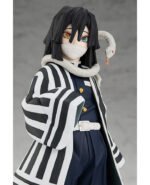 Vue 3/4 à mi-distance de la figurine Obanai Iguro de Demon Slayer en haori noir et blanc, avec un serpent autour du cou.
