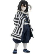Vue 3/4 à mi-distance de la figurine Obanai Iguro de Kimetsu no Yaiba en manteau à rayures, avec un serpent autour du cou.