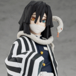 Vue 3/4 de près de la figurine d'Obanai Iguro de Demon Slayer en uniforme noir et blanc, serpent autour du cou.