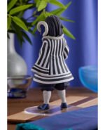 Vue 3/4 arrière à mi-distance de la figurine d'Obanai Iguro de Demon Slayer en uniforme rayé noir et blanc, avec un serpent autour du cou.
