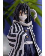 Vue 3/4 à mi-distance de la figurine d'Iguro Obanai de Demon Slayer en haori noir et blanc, serpent autour du cou.