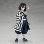 Vue 3/4 de corps entier de la figurine d'Obanai Iguro de Demon Slayer en haori rayé avec un serpent autour du cou.