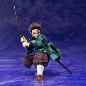 Vue 3/4 à mi-distance de la figurine de Tanjiro Kamado de Demon Slayer en uniforme de chasseur de démons, tenant un katana.