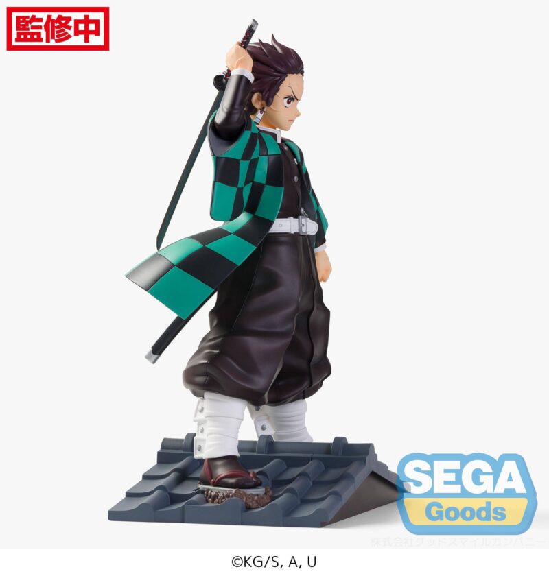 Vue de profil à pleine distance de la figurine de Tanjiro Kamado de Demon Slayer en haori à carreaux, tenant un katana.