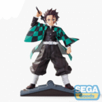 Vue 3/4 à mi-distance de la figurine de Tanjiro Kamado de Demon Slayer en uniforme avec katana au-dessus de sa tête.